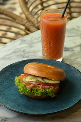 Close-up macrofoto van bagel en fruitsmoothie in restaurant Bagel & Juice door Jordy Leenders van Axis Studio.