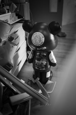 Close-up van kunst sculptuur van Mickey Mouse in atelier van James Chiew in Rotterdam door Jordy Leenders.