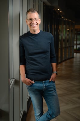 Portret van medewerker van Volda Informatiespecialisten door Jordy Leenders van Axis Studio.