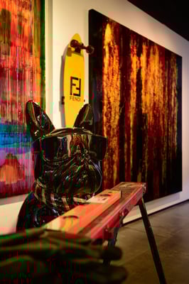 Verzameling van kunstwerken in de showroom van het atelier van James Chiew door Jordy Leenders.