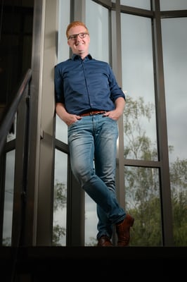 Portret van medewerker van Volda Informatiespecialisten door Jordy Leenders van Axis Studio.