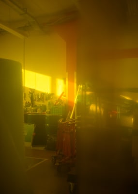 Lijstenmakerij binnen het atelier van James Chiew in Rotterdam door Jordy Leenders.