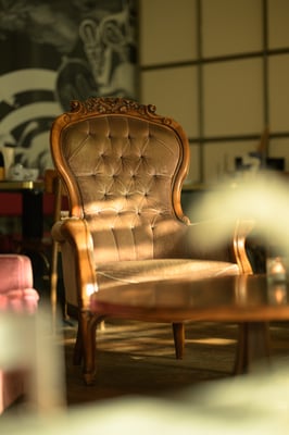 Sfeerbeeld van antieke fauteuil in restaurant Bagel & Juice door Jordy Leenders van Axis Studio.