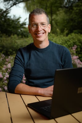 Portret van medewerker van Volda Informatiespecialisten door Jordy Leenders van Axis Studio.