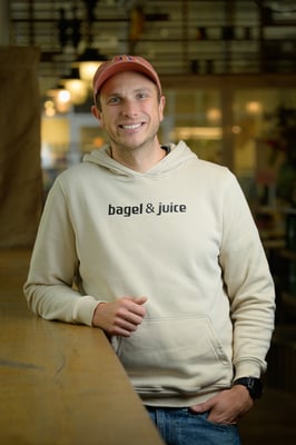 Portret van persoon in restaurant Bagel & Juice Eindhoven door Jordy Leenders van Axis Studio.