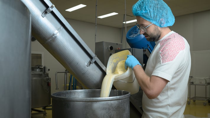 Portret van medewerker in fabriek van BioNatIn in Son en Breugel door Jordy Leenders van Axis Studio.