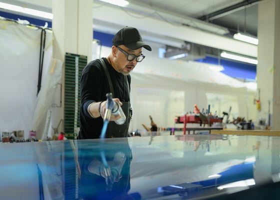 Kunstenaar James Chiew aan het werk in zijn atelier in Rotterdam door Jordy Leenders.