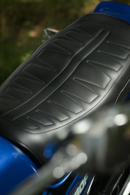 Close-up van zadel van Honda CB750F door Jordy Leenders van Axis Studio.