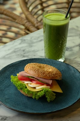 Close-up macrofoto van bagel en fruitsmoothie in restaurant Bagel & Juice door Jordy Leenders van Axis Studio.