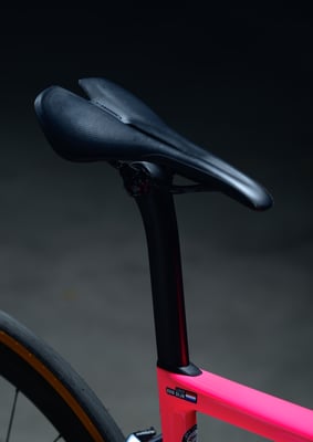 Close-up foto van S-Works racefiets in Acid Pink door Jordy Leenders uit Eindhoven.