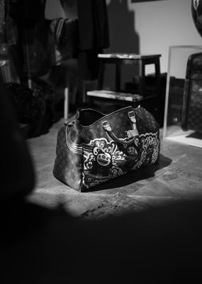 Persoonlijke Louis Vuiton tas van James Chiew Art in zijn atelier in Rotterdam door Jordy Leenders.