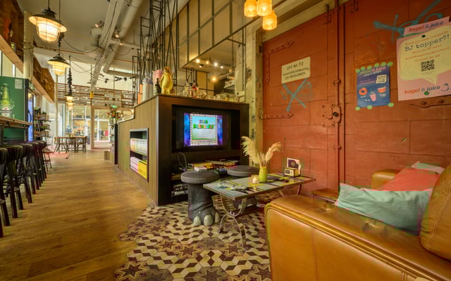 Sfeerbeeld in groothoek van interieur in restaurant Bagel & Juice door Jordy Leenders van Axis Studio.