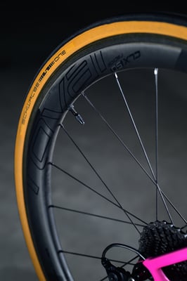 Close-up foto van S-Works racefiets in Acid Pink door Jordy Leenders uit Eindhoven.