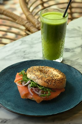 Close-up macrofoto van bagel en fruitsmoothie in restaurant Bagel & Juice door Jordy Leenders van Axis Studio.