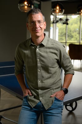 Portret van medewerker van Volda Informatiespecialisten door Jordy Leenders van Axis Studio.