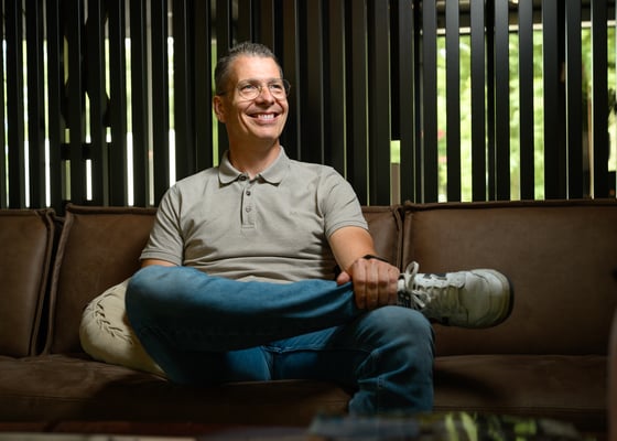 Portret van medewerker van Volda Informatiespecialisten door Jordy Leenders van Axis Studio.