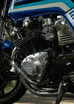 Close-up van motorblok van Honda CB750F door Jordy Leenders van Axis Studio.