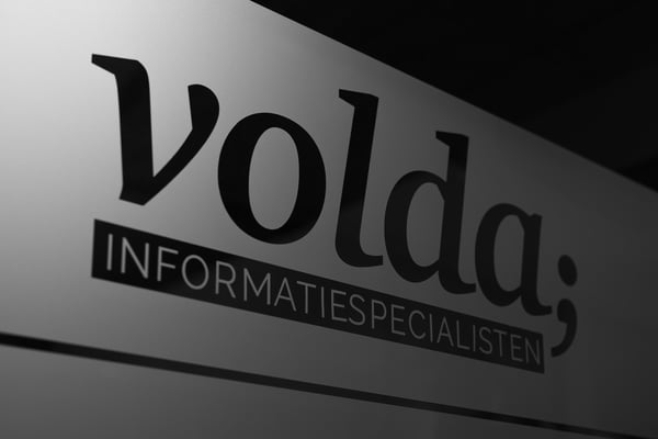 Close-up van logo van Volda Informatiespecialisten door Jordy Leenders van Axis Studio.