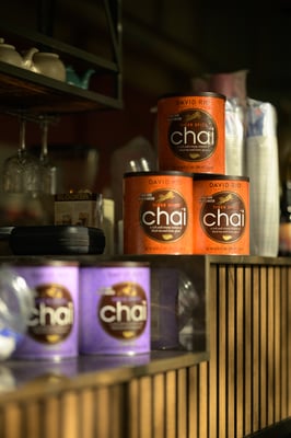 Close-up potten Chai thee in restaurant Bagel & Juice door Jordy Leenders van Axis Studio.