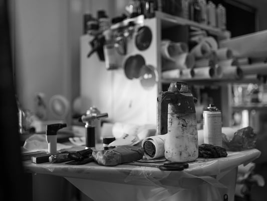 Werkbank met materialen in atelier van James Chiew in Rotterdam door Jordy Leenders.