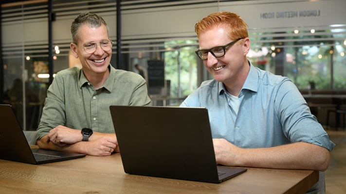 Portret van medewerker van Volda Informatiespecialisten door Jordy Leenders van Axis Studio.