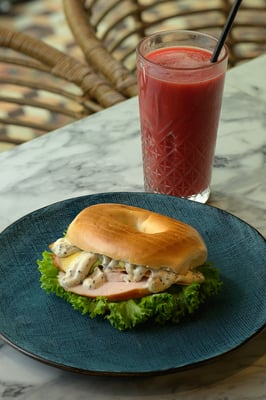 Close-up macrofoto van bagel en fruitsmoothie in restaurant Bagel & Juice door Jordy Leenders van Axis Studio.