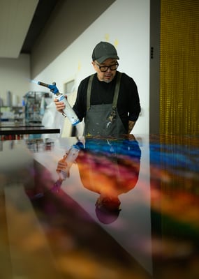 Portret van James Chiew aan het werk in zijn atelier in Rotterdam door Jordy Leenders.