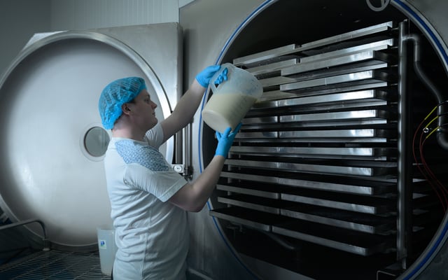 Portret van medewerker in fabriek van BioNatIn in Son en Breugel door Jordy Leenders van Axis Studio.