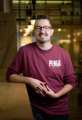 Portret van persoon in restaurant Bagel & Juice Eindhoven door Jordy Leenders van Axis Studio.