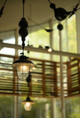 Sfeerbeeld van lampendecoratie in restaurant Bagel & Juice door Jordy Leenders van Axis Studio.