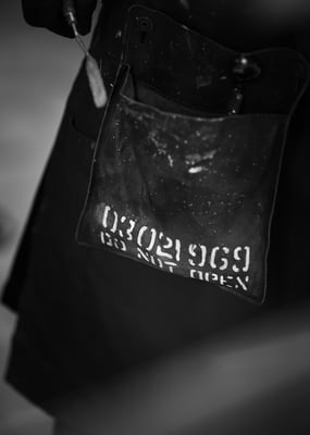 Close-up van werkoutfit James Chiew in zijn atelier in Rotterdam door Jordy Leenders.