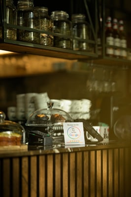 Sfeerbeeld van toonbank met etenswaren in restaurant Bagel & Juice door Jordy Leenders van Axis Studio.