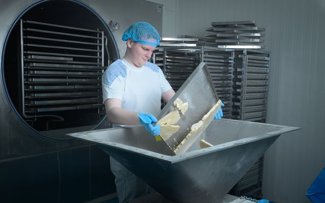 Portret van medewerker in fabriek van BioNatIn in Son en Breugel door Jordy Leenders van Axis Studio.