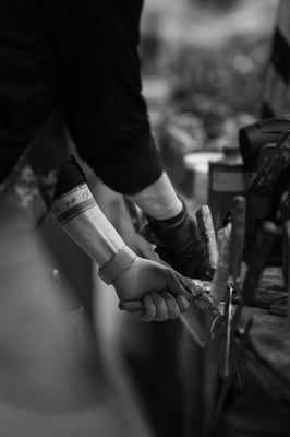 Close-up van handbewerking door James Chiew in zijn atelier in Rotterdam door Jordy Leenders.