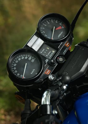Close-up van instrumentenpaneel van Honda CB750F door Jordy Leenders van Axis Studio.