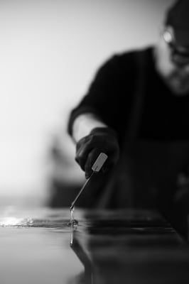 Zwart-wit portret van James Chiew in zijn atelier in Rotterdam door Jordy Leenders.