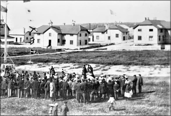 Fête du 14 juillet au carré français (1900-1903). On voit l'école à gauche et derrière la maison du docteur où vécut le M. Bourret, docteur et à droite, l'hôpital.
