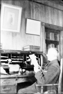 Le gouverneur Lucien Comettant à son bureau dans la résidence du Gouverneur