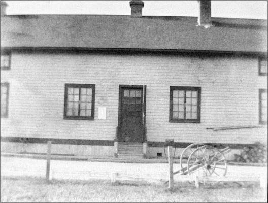 Magasin et petit chien à la porte, Baie Ste-Claire
