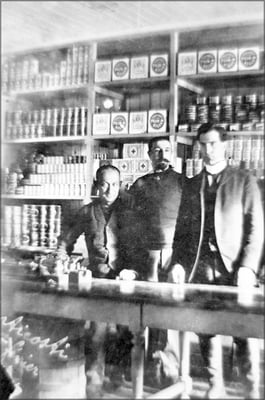 Louis-Philippe Desbiens au centre, commis,  entouré des frères Ernest et Eugène Servêtre, chef de magasin