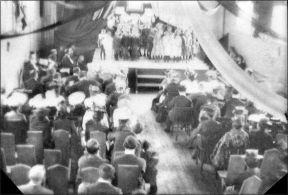 Théâtre dans la salle de l'école, Baie Ste-Claire