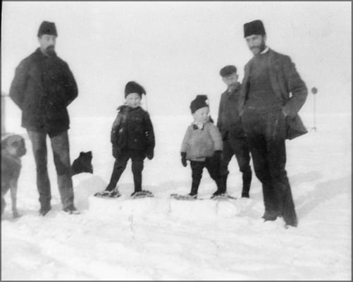 Eugène Servêtre et son frère Ernest. Lucien et Jean-Louis, les enfants de Eugène. Eugène, chef de magasin en remplacement de LP Desbiens après plusieurs années comme commis au même magasin de BS.