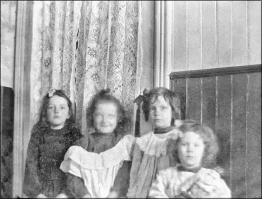 Enfants à Baie Ste-Claire vers 1903