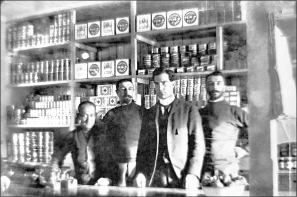 Louis-Philippe Desbiens au centre, commis,  entouré des frères Ernest et Eugène Servêtre, chef de magasin