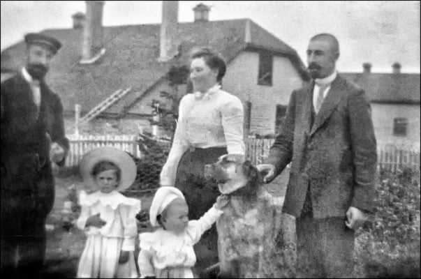 Eugène Servêtre (arrivé à Anticosti en 1896) et sa femme Félixine Rouleau (arrivée à Anticosti en 1898) (mariage le 6 sept. 1899) . À gauche c'est probablement Ernest Servêtre, le frère d'Eugène, le petit Lucien. L'autre est peut être Jean-Louis