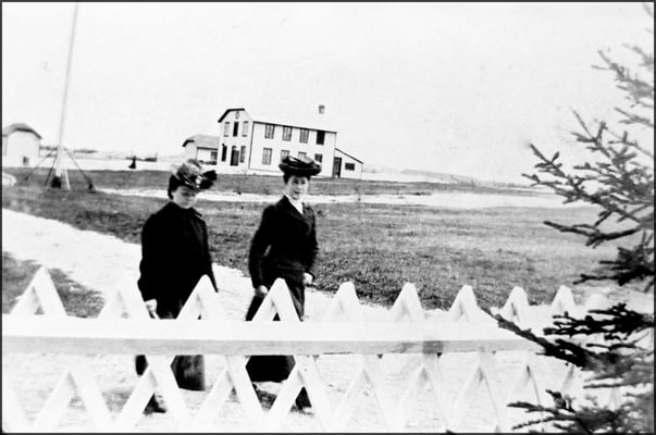 Mesdemoiselles Desbiens à Baie Ste-Claire 