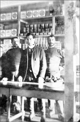 Louis-Philippe Desbiens au centre, commis,  entouré des frères Ernest et Eugène Servêtre, chef de magasin