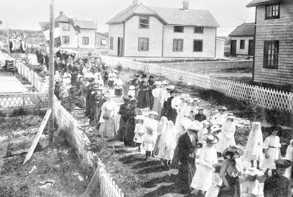 Procession de la fête Dieu vers 1903 à Baie Ste-Claire. On voit au centre la maison du douanier, c'est une des deux maisons existantes encore aujourd'hui à Baie Ste-Claire.