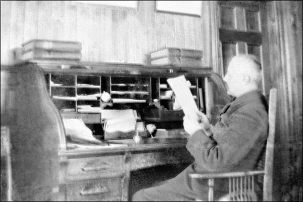 Le gouverneur Lucien Comettant à son bureau dans la résidence du Gouverneur