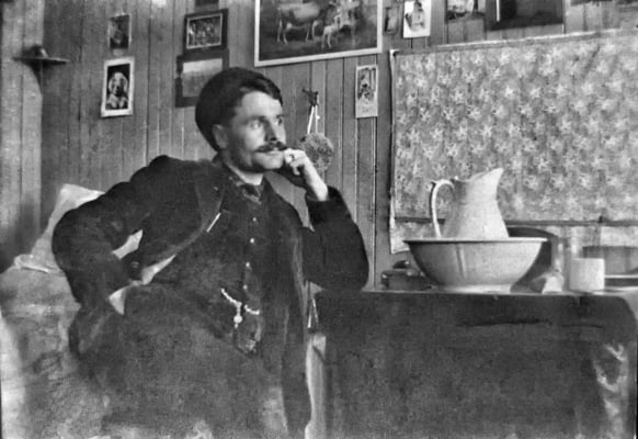 Émile Nadeau dans sa chambre à Baie Ste-Claire